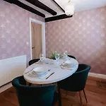 Host & - Iris Apartment Pickering